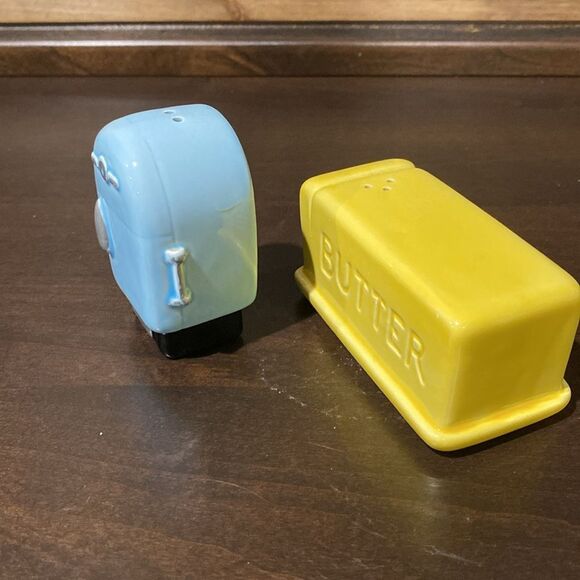 Vintage Hand painted Fridge & Butter Dish Salt & Pepper Shakers - Picture 3 of 11